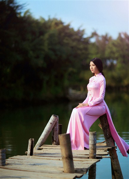 Người[-]mẫu[-]Thúy[-]Vân[-]diện[-]áo[-]dài[-]hòa[-]cùng[-]thiên[-]nhiên,[-]sông[-]nước
